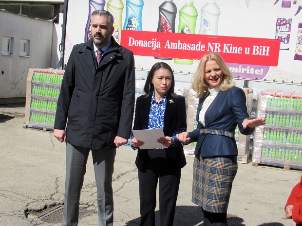 Кина донирала дезинфекциона и медицинска средства: Помоћ школама и Универзитету у РС